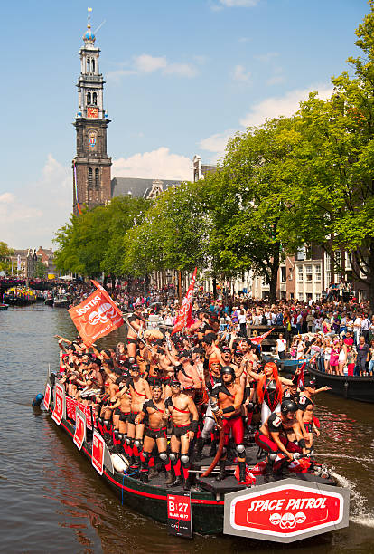 canaux d'amsterdam parade 2012 - editorial vertical homosexual people photos et images de collection