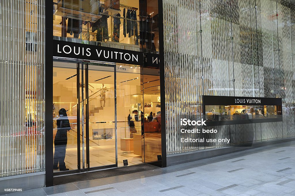 Tienda Louis Vuitton En París Foto de stock y más banco de imágenes de Louis  Vuitton - Marca de diseñador - Louis Vuitton - Marca de diseñador, Hacer  cola, Tienda - iStock