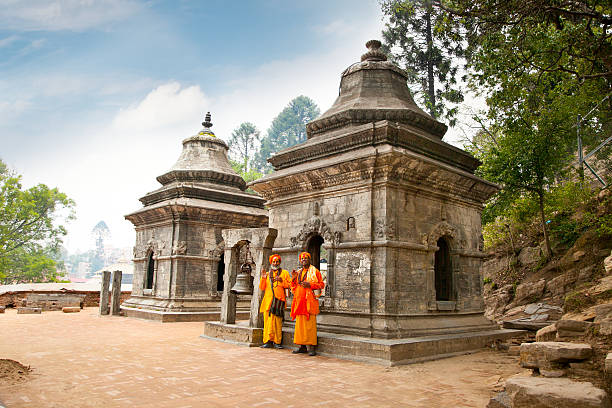 святой садху благословение в храм пашупатинат. катманду, непал. - india sadhu nepalese culture nepal стоковые фото и изображения