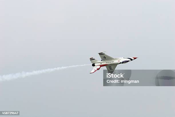 Thunderbirds De La Fuerza Aérea Foto de stock y más banco de imágenes de Actividad - Actividad, Avión, Avión de caza
