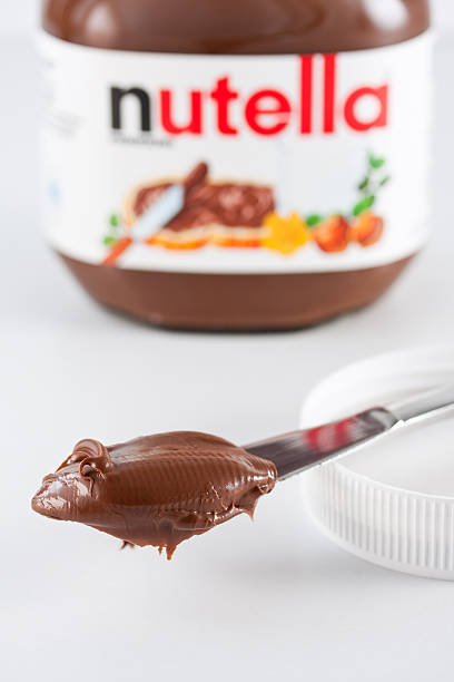 nutella nocciola diffusione - nutella foto e immagini stock