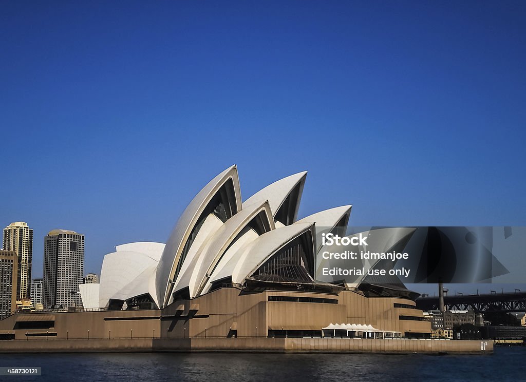 sydney opera house z błękitnego nieba - Zbiór zdjęć royalty-free (Architektura)