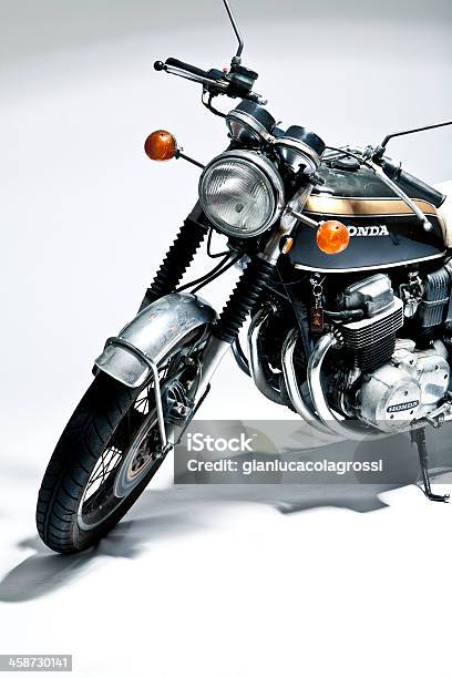 Photo libre de droit de Honda Cb 750 Quatre Vue En Studio Photo banque d'images et plus d'images libres de droit de Moto - Moto, Vue de face, Objet ou sujet détouré