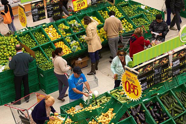 menschen in einer offenen marktstand, sao paulo - bazaar stock-fotos und bilder