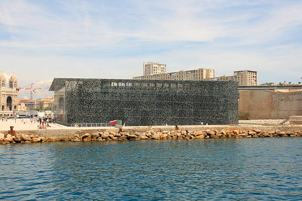 방문자들에 앞에서 걸을 mucem, 프랑스 마르세유발. - marseille provence 2013 뉴스 사진 이미지