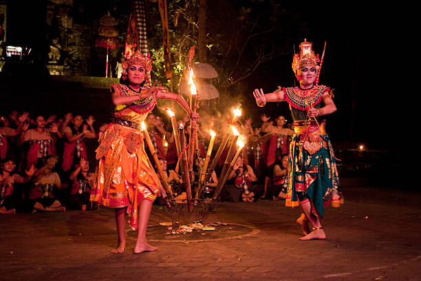 mujeres de baile kecak fuego - tribal music fotografías e imágenes de stock