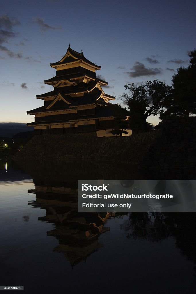 Castillo de Matsumoto al anochecer - Foto de stock de Castillo - Estructura de edificio libre de derechos