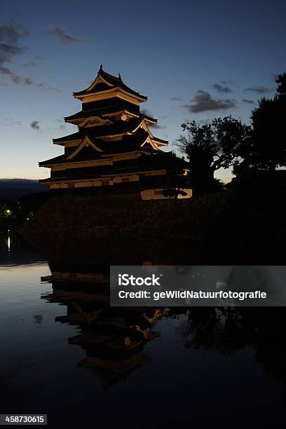 Castillo De Matsumoto Al Anochecer Foto de stock y más banco de imágenes de Castillo - Estructura de edificio - Castillo - Estructura de edificio, Cultura japonesa, Japón