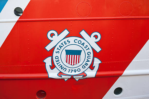 emblème de l'united states coast guard - editorial sea white ship photos et images de collection