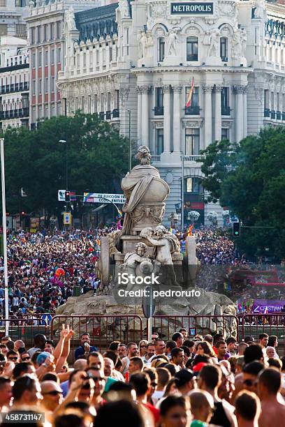 Foto de De Madri Fonte De Cibeles E Identificados Os Participantes Na Comemoração De Orgulho Gay e mais fotos de stock de Fonte de Cibeles