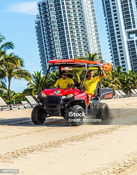 Deixe A Praia Huts Lifeguards - Fotografias de stock e mais imagens de Agente de segurança - Agente de segurança, Agressão, Ao Ar Livre