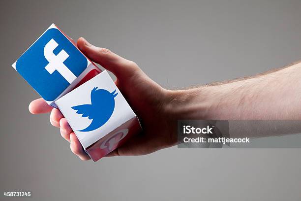 Mężczyzna Ręka Posiada Sieć Społecznościowa Bloków - zdjęcia stockowe i więcej obrazów Aranżacja - Aranżacja, Aranżować, Bez ludzi