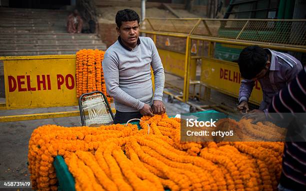 Индийские Мужчины Продают Цветы — стоковые фотографии и другие картинки Автобус - Автобус, Бархатцы, Бедность