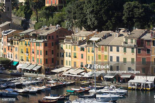 Foto de Portofino Na Riviera Di Levante Itália e mais fotos de stock de Aldeia - Aldeia, Calçadão, Cidade