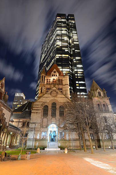 john 핸콕 타워 걸쳐 in boston copley 광장 - boston church famous place john hancock tower 뉴스 사진 이미지