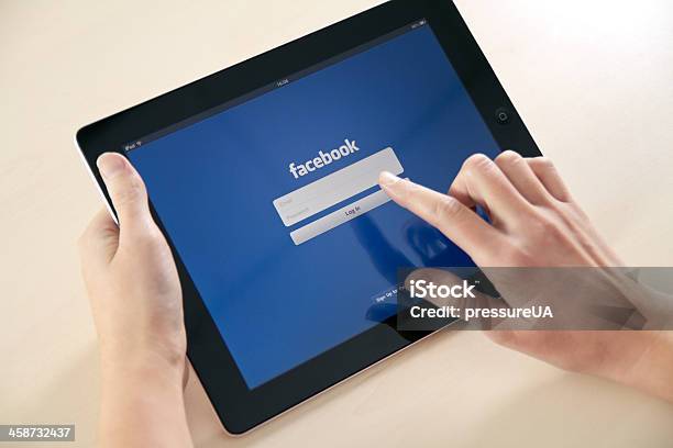 Facebook アプリケーションにログインしてください - 地域社会のストックフォトや画像を多数ご用意 - 地域社会, iPad, つながり