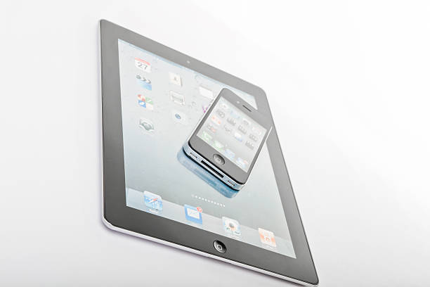 ipad 및 iphone - ipad ipad 2 editorial digital tablet 뉴스 사진 이미지