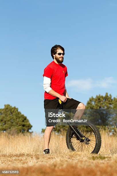 Foto de Monociclismo e mais fotos de stock de Adulto - Adulto, Barba, Ciclismo