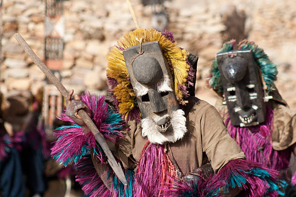 maschera e dei dogon danza, il mali. - dogon tribe foto e immagini stock