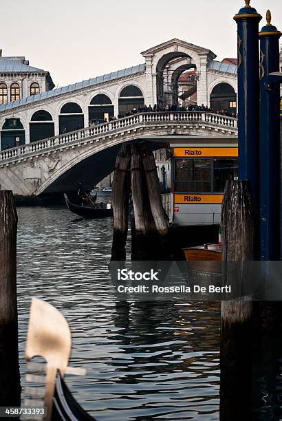 Photo libre de droit de Pont Du Rialto Venise Gondole banque d'images et plus d'images libres de droit de Architecture - Architecture, Bateau de voyageurs, Canal - Eau vive