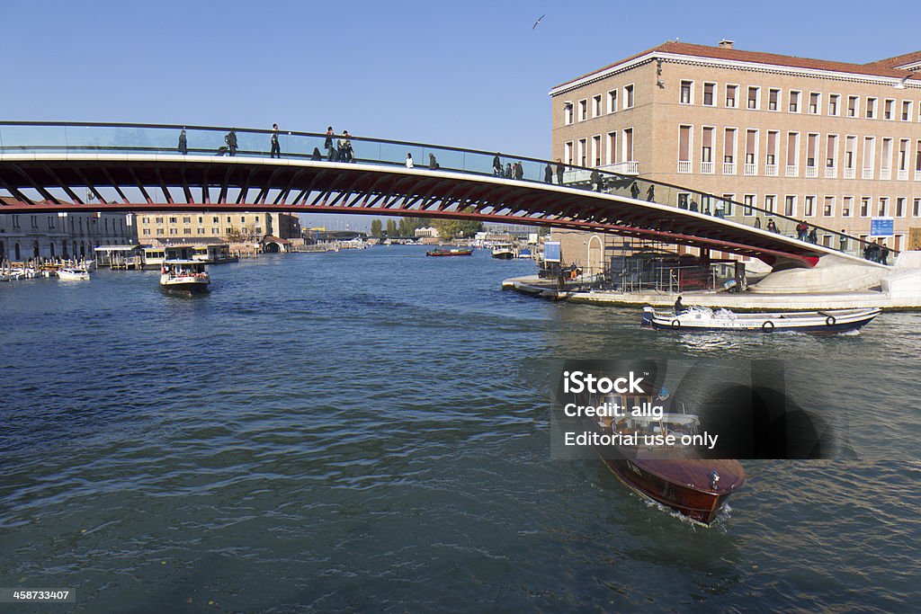 Boote unter die moderne Brücke in Venedig - Lizenzfrei Architektur Stock-Foto