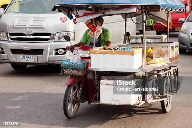 Foto de Cozinha Itinerante Na Tailândia e mais fotos de stock de Adulto - Adulto, Alimentação Saudável, Asiático e indiano