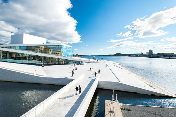 teatro de ópera en oslo noruega - ópera fotografías e imágenes de stock