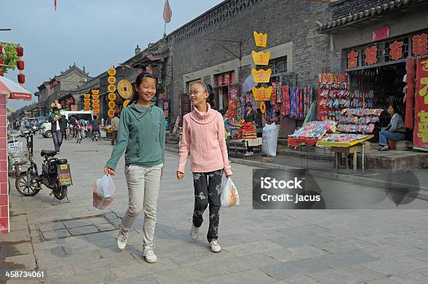 Rua Pingyao De Vida - Fotografias de stock e mais imagens de Adulto - Adulto, Arcaico, China