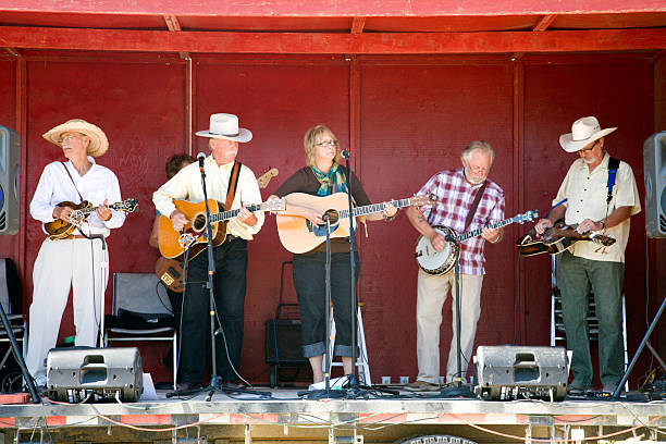 senior musiciens jouer à la foire d'automne - men editorial musician music photos et images de collection