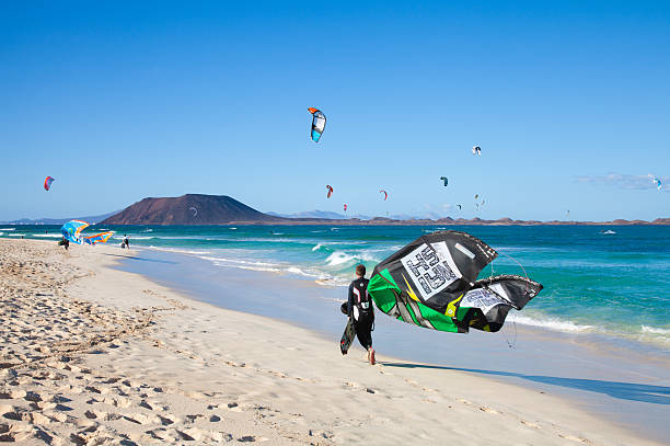 kitesurf di bandiera spiaggia di fuerteventura - fuerteventura foto e immagini stock