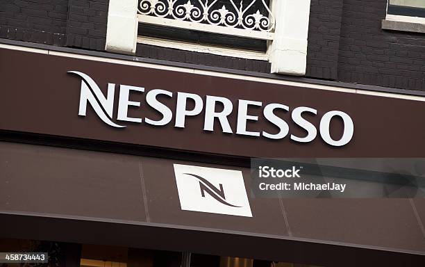 Nespresso Logo Na Frente De Loja Em Amesterdão - Fotografias de stock e mais imagens de Amesterdão - Amesterdão, Avenida Principal, Caraterística Arquitetural