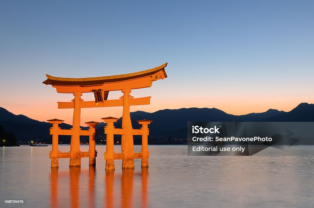 Miyajima Tori puerta - Foto de stock de Agua libre de derechos