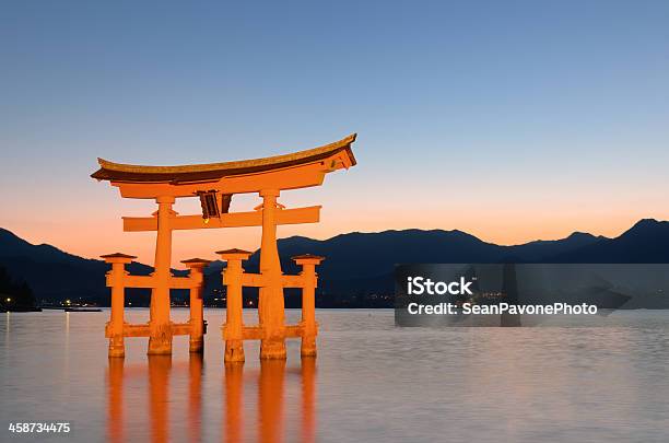 Miyajima Tori Puerta Foto de stock y más banco de imágenes de Agua - Agua, Antiguo, Arquitectura