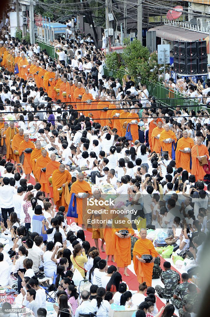 Por la mañana, le ofrece una limosna para 12.600 Monjes budistas - Foto de stock de Alimento libre de derechos