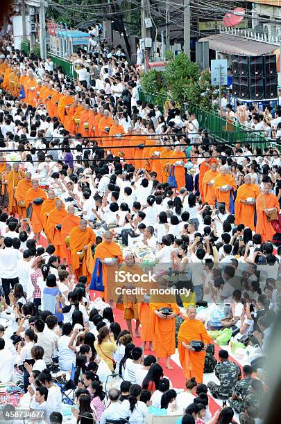 Por La Mañana Le Ofrece Una Limosna Para 12600 Monjes Budistas Foto de stock y más banco de imágenes de Alimento