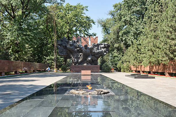 soviética ww2 monumento para a heroes - chama eterna imagens e fotografias de stock