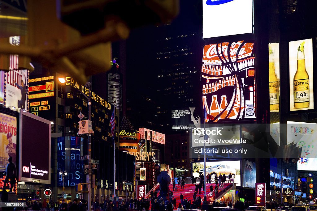 Tanto los teatros de Broadway y de Times Square en la noche - Foto de stock de Dispositivo de pantalla libre de derechos