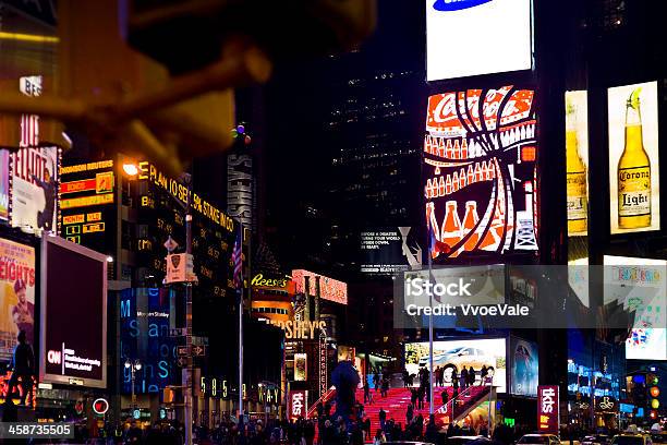 Tanto Los Teatros De Broadway Y De Times Square En La Noche Foto de stock y más banco de imágenes de Dispositivo de pantalla