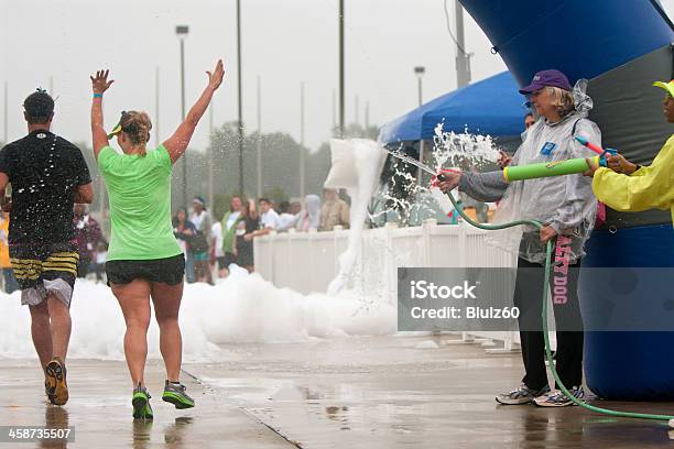 Corridori Ottenere Imbevuti Con Pistole Ad Acqua A Race Traguardo - Fotografie stock e altre immagini di Schiuma di sapone