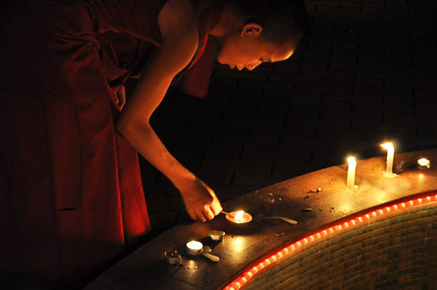 キャンドルの若い僧侶照明 - tibet monk buddhism tibetan culture ス��トックフォトと画像