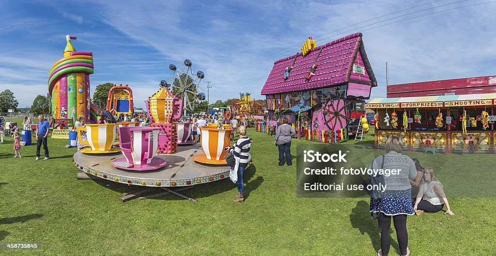 Kolorowe przejażdżki w wesołym zatłoczonych village lato fair panorama - Zbiór zdjęć royalty-free (Wesołe miasteczko)