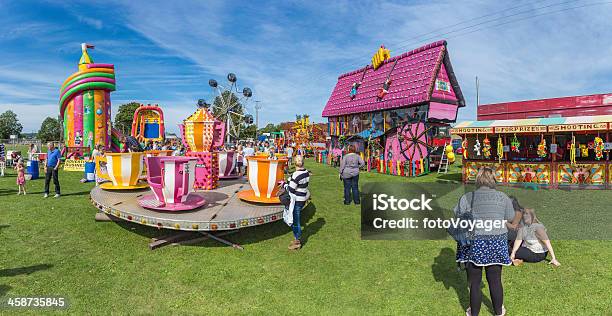 Kolorowe Przejażdżki W Wesołym Zatłoczonych Village Lato Fair Panorama - zdjęcia stockowe i więcej obrazów Wesołe miasteczko