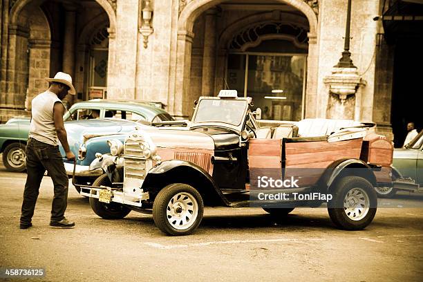 Photo libre de droit de Un Bien Préservée Vieille Voiture À La Havane Vieja banque d'images et plus d'images libres de droit de 1950-1959