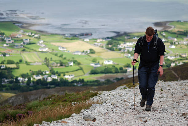 człowiek idzie w góry - croagh patrick zdjęcia i obrazy z banku zdjęć