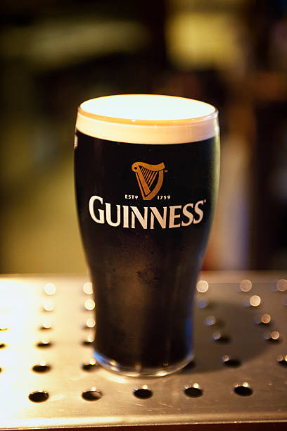 frisch gezapften pint guinness ballyneale, irland - guinness stock-fotos und bilder