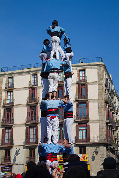 castillo humanos en barcelona - castellers fotografías e imágenes de stock
