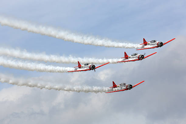 aerobatic equipo realiza durante oshkosh airventure 2013 - airshow fotografías e imágenes de stock