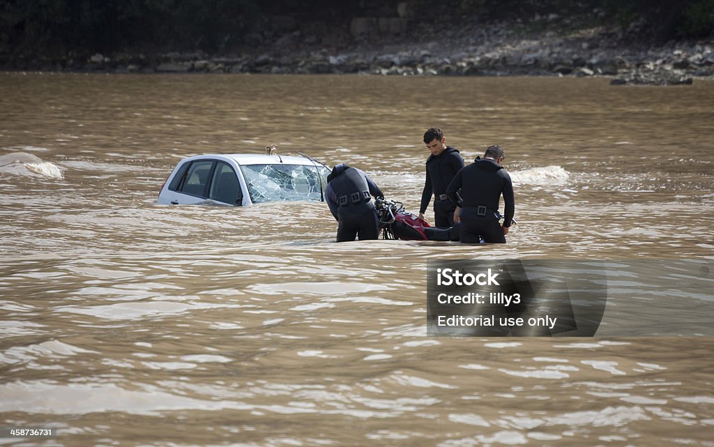 Frogmen odzyskiwanie Motocykl w pobliżu Samochód w podłodze - Zbiór zdjęć royalty-free (Powódź)