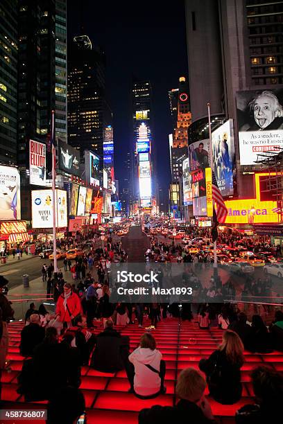 Menschen Und Lichter In Der Nacht Time Square New York City Stockfoto und mehr Bilder von Aktivitäten und Sport