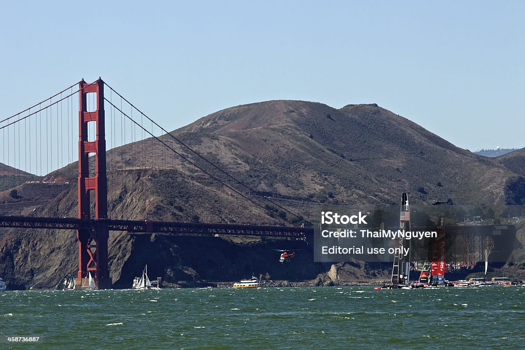 America's Cup NZ gegen USA mit Blick auf die Golden Gate Bridge - Lizenzfrei America's Cup Stock-Foto